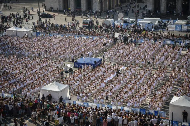 "La danza è maestra di vita". Folla in piazza Duomo per ballare con Roberto Bolle
