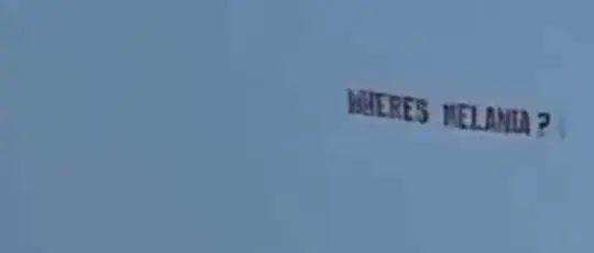"Dov'è Melania?". In Iowa lo striscione per provocare Trump