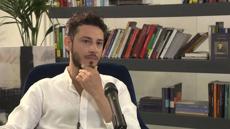 Gianmarco Parodi, viene da studi di agraria, ma ha scelto di dedicarsi ai libri. Insegna tecniche della narrazione per Scuola Holden, dove si è diplomato. Conduce trekking letterari, passeggiate narrative e laboratori online. 