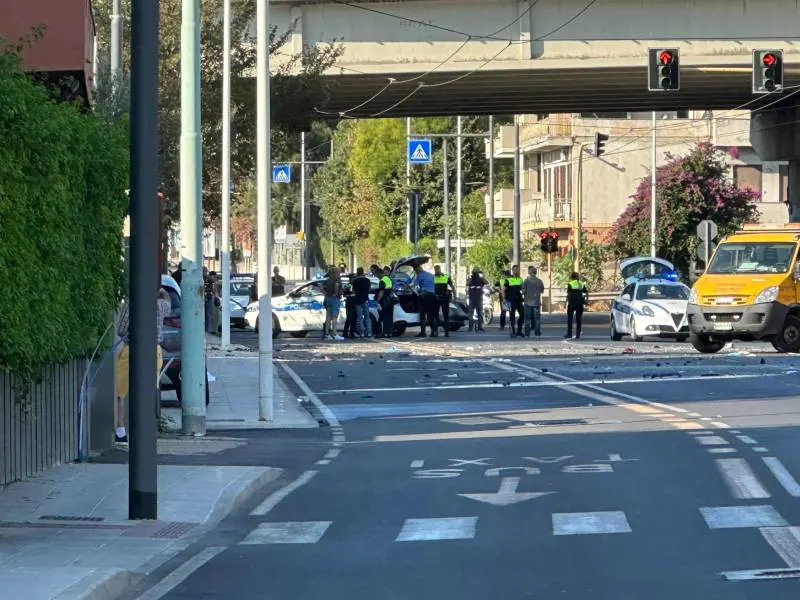 In sei sull'auto che si ribalta. Morti 4 ragazzi a Cagliari