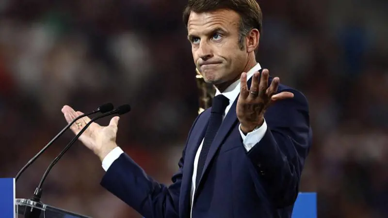 Macron a messa dal Papa: rivolta della sinistra contro il presidente