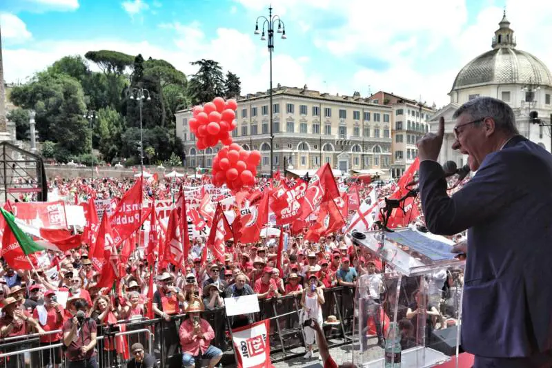 "Licenziato dalla Cgil con il Jobs Act". L'ex portavoce mette in imbarazzo Landini