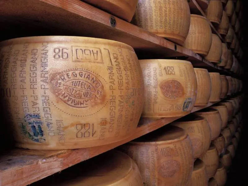 Un microchip nel parmigiano: l'ultima trovata per la tutela del "Made in Italy"