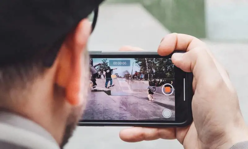 Attenzione ai video postati online. Si rischia fino a 10mila euro di multa