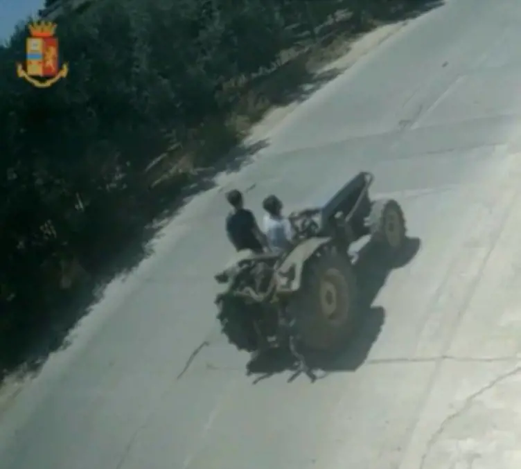 A 11 anni cade dal trattore, il padre incolpa un'auto pirata: ma è una bugia