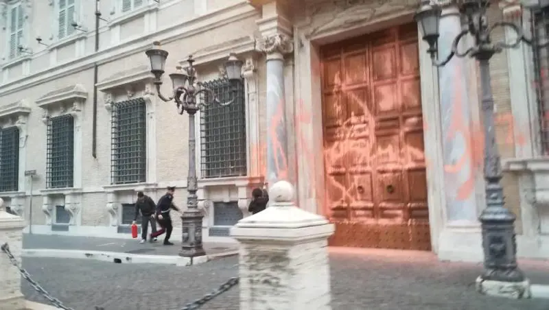 La rivista delle toghe rosse fa il tifo per gli eco-vandali