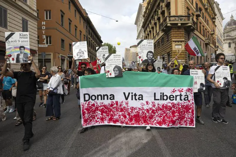 Il pugno degli ayatollah. In cella il papà di Mahsa e spari sui manifestanti