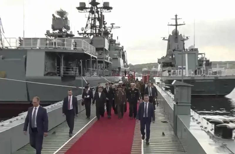 Sfida tra Nato e Russia tra i ghiacci dell'Artico. Mosca: "Prenderemo misure necessarie"