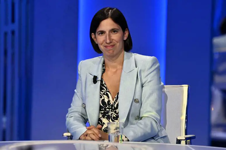 Le folli affermazioni della Schlein sul salario minimo: ecco perché non reggono