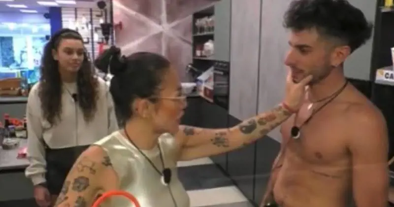 "Il sushi no", "È integrazione". La scena tra Rosy e Garibaldi fa infuriare il web