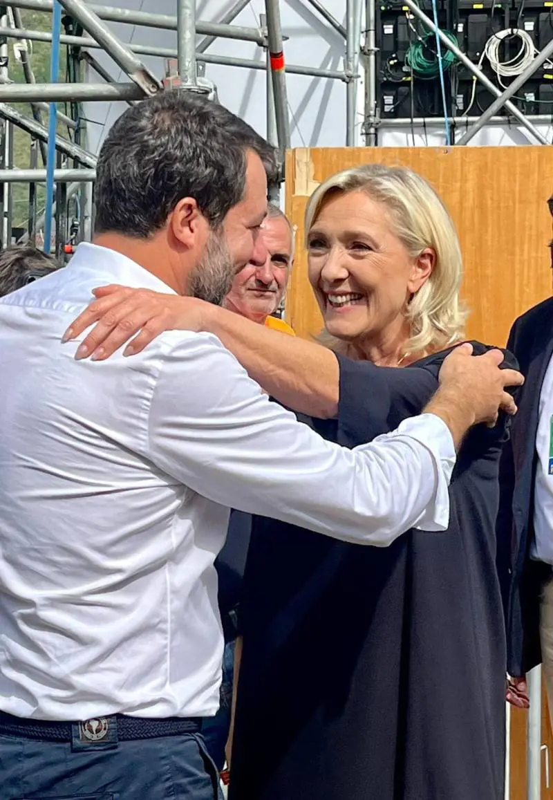 "Difendiamo i nostri popoli contro l'ondata". Le Pen infiamma il pubblico di Pontida