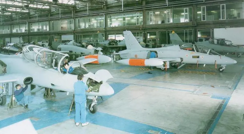 L'Mb-339, il caccia su cui volano le Frecce Tricolori