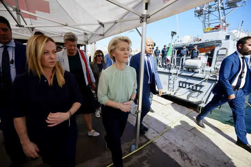L'intesa di Lampedusa tra Meloni e von der Leyen. "Sbarchi, problema di tutti"