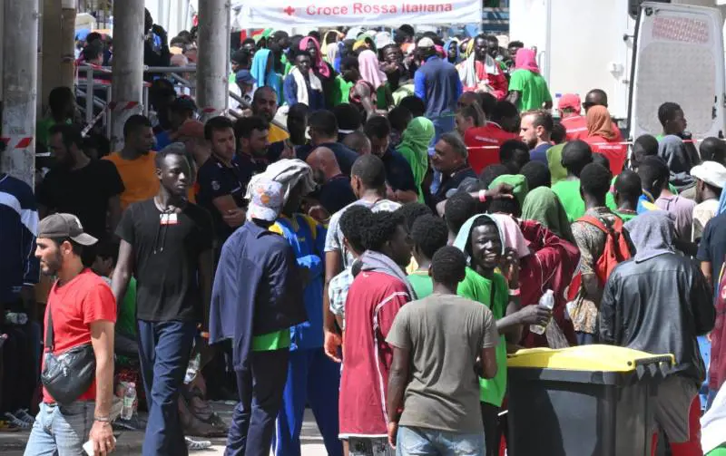 Trasferimenti bloccati, migranti in fuga e un agente ferito: caos a Porto Empedocle