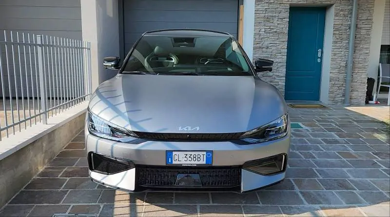 Auto elettriche in autostrada: 300 km senza ricaricare con Kia EV6