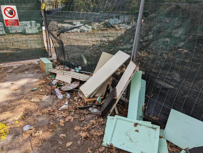 Dehors chiusi alle 24. Ma dopo le proteste
