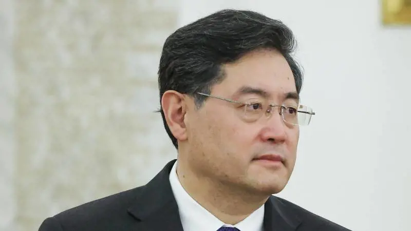 Cina, la verità sull'ex ministro Qin Gang: "Rimosso per una relazione extraconiugale"