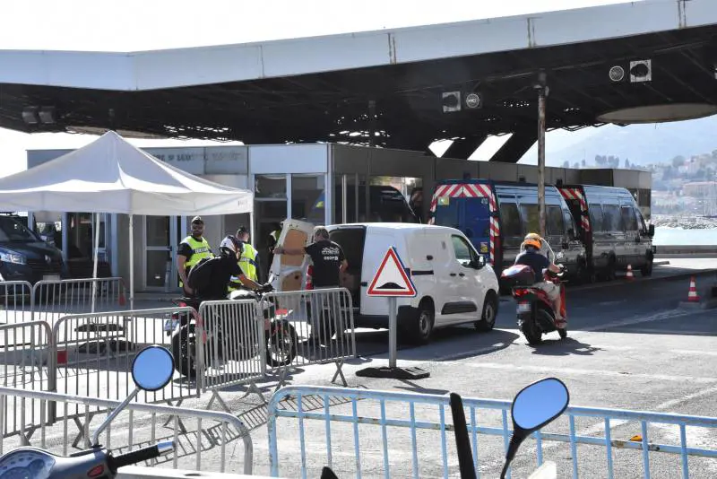 La crisi dei migranti infiamma l'Europa. E la Francia blinda i confini con l'Italia