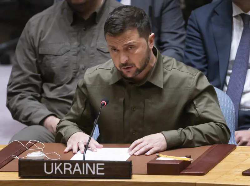 Inferno a Bakhmut, Zelensky: "Lotteremo fino alla vittoria". Londra: guerra lunga