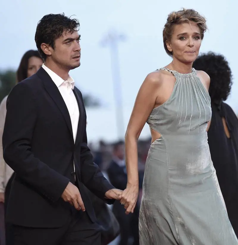 Riccardo Scamarcio con la compagna Valeria Golino  a Venezia nel 2015.
