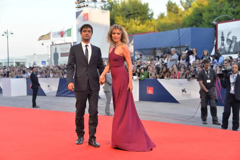 Riccardo Scamarcio e Valeria Golino alla cerimonia conclusiva della mostra del cinema di Venezia (2015)