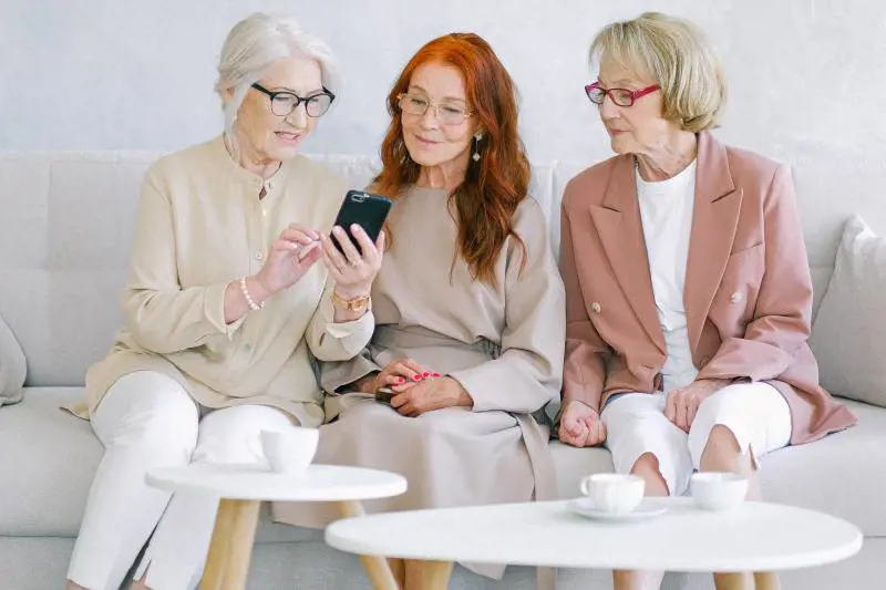 Caduta dei capelli nelle donne over 60: cosa fare