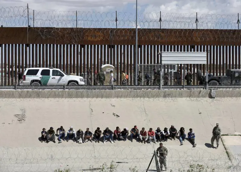 Il piano di Biden per fermare i migranti: così "copia" le idee di Meloni