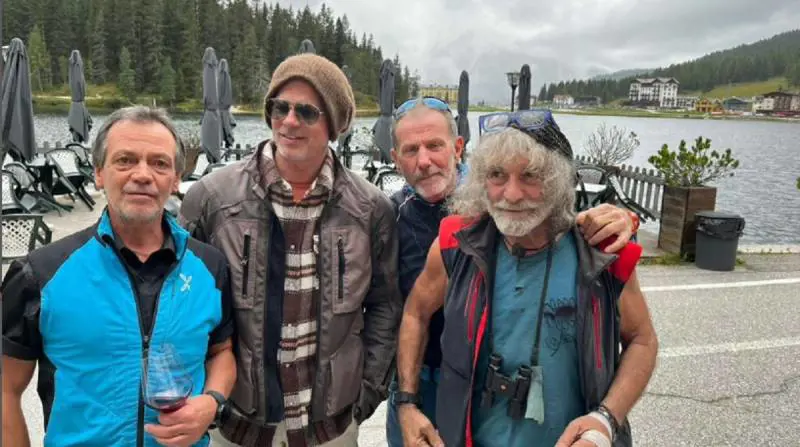 Brad Pitt e Mauro Corona insieme, la foto sui social fa impazzire il web