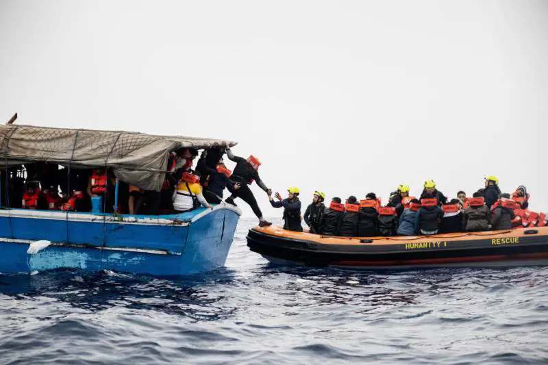 Schiaffi di Berlino all'Italia invasa. Altri soldi alle Ong e ricatti sui rifugiati "Patti non rispettati"