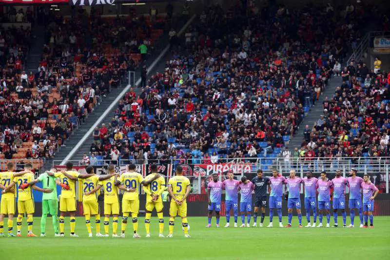 Minuto di silenzio, San Siro zittisce gli insulti degli ultrà dell’Hellas