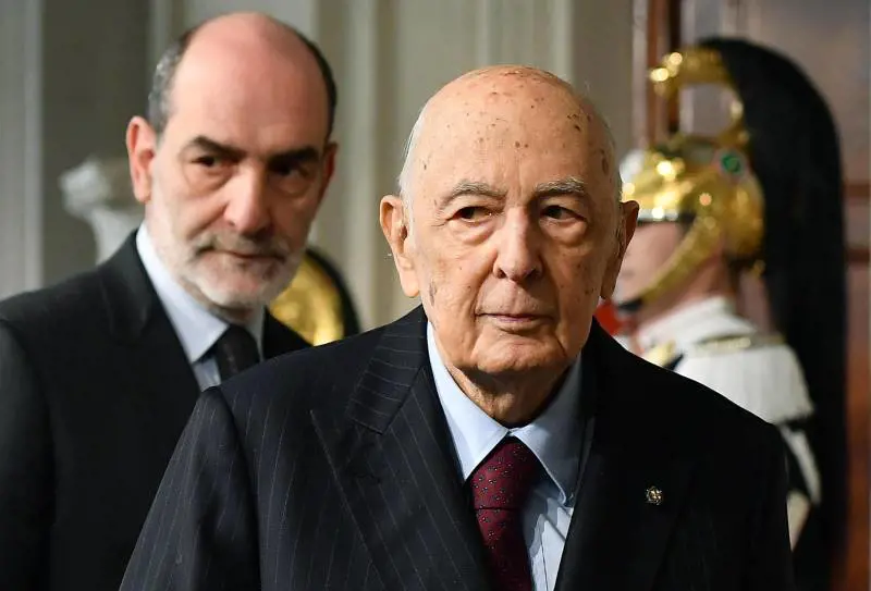 Napolitano sepolto e i rifiuti di Roma, Gramelllini disperato e il Papa: quindi, oggi...