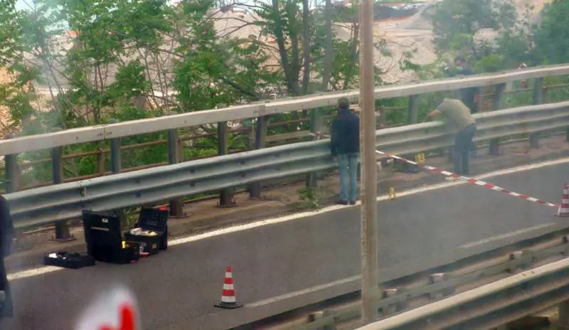 Bendato e coi piedi legati: un cadavere appeso al guardrail. Orrore a Trieste