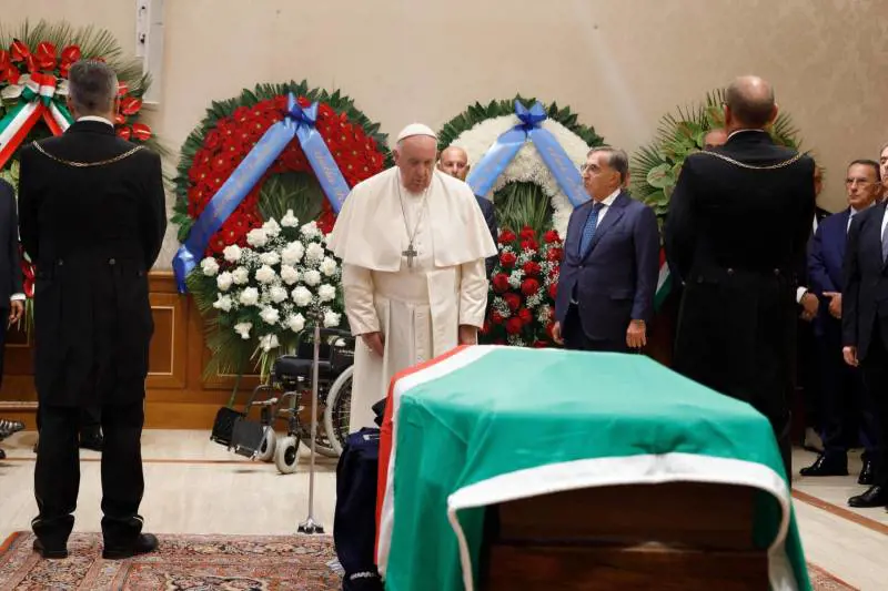 Com'è triste vedere Francesco inerte davanti alla morte. Esultano gli ex Pci