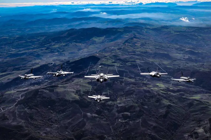 F-35 italiani respingono due caccia russi: cosa è successo sul Baltico