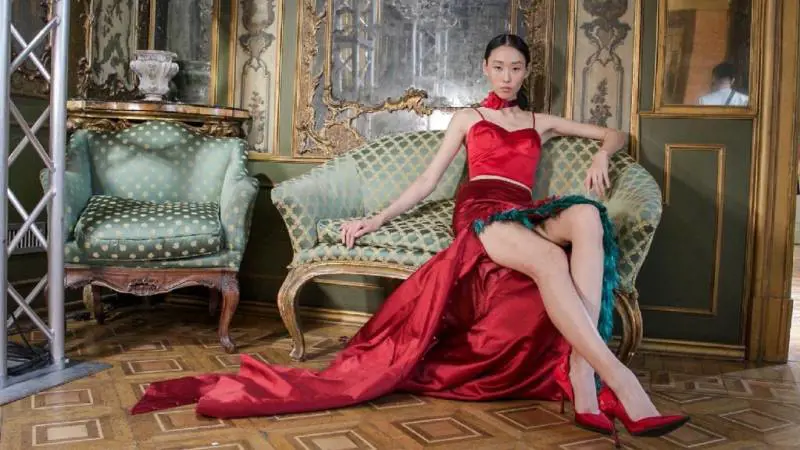 La tradizione cinese incanta la Milano Fashion Week con il ricamo Yi
