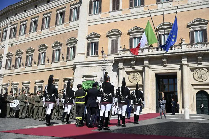 Napolitano, i funerali a Montecitorio. Il figlio: "Ha sostenuto buone battaglie e cause sbagliate"