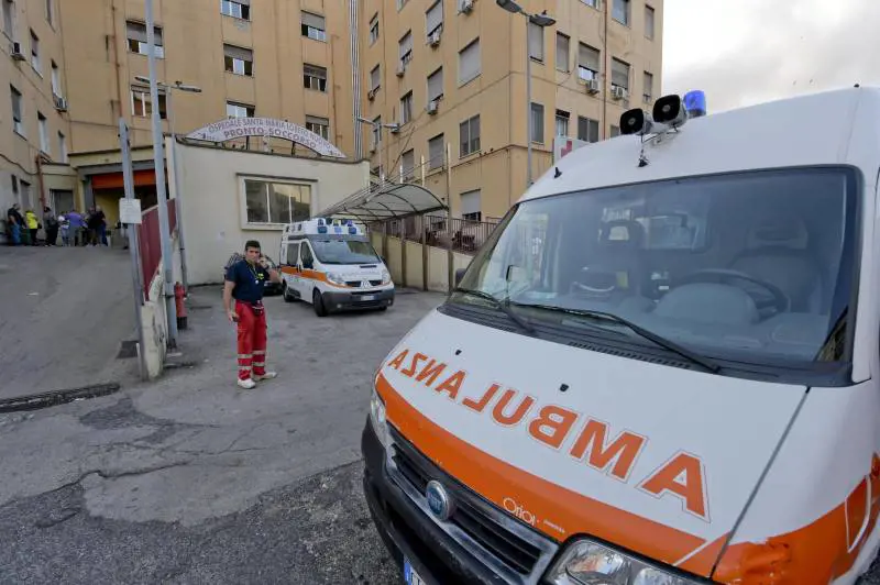 "Non c'è limite al peggio". Ambulanze sotto tiro a Napoli tra sequestri e aggressioni