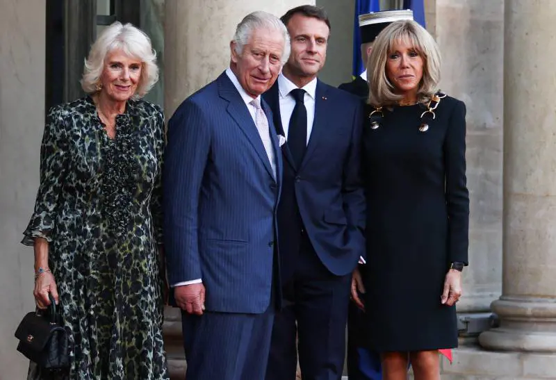 “È stato complicato”. Il viaggio di Carlo in Francia è un successo a metà?