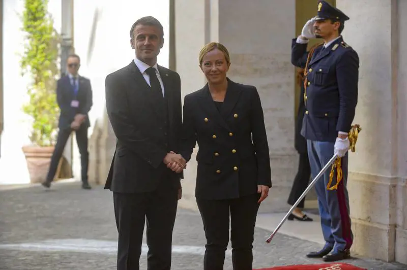 Faccia a faccia di oltre un'ora: il colloquio tra Meloni e Macron sui migranti