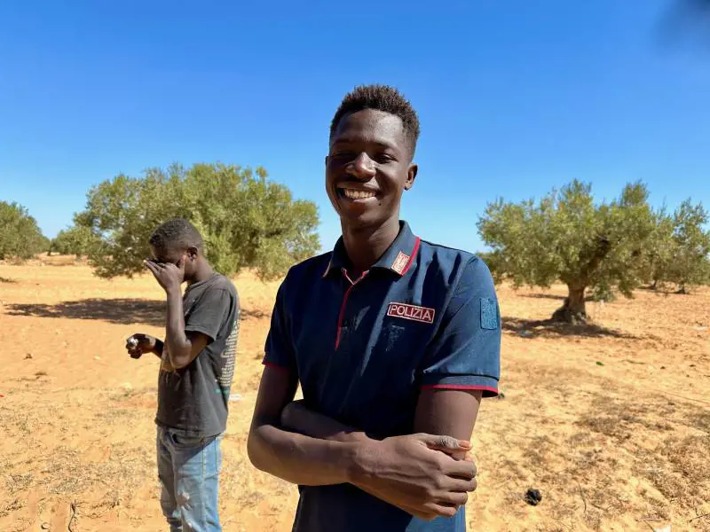 Mohammed migrante sudanese a El Hamra che ha comprato una polo della polizia.