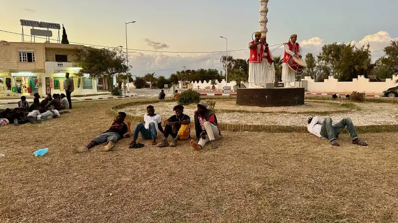Migranti bivaccati in una piazzetta di Zarzis.