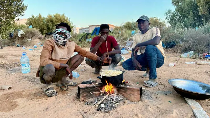 Migranti bivaccati a Zarzis.
