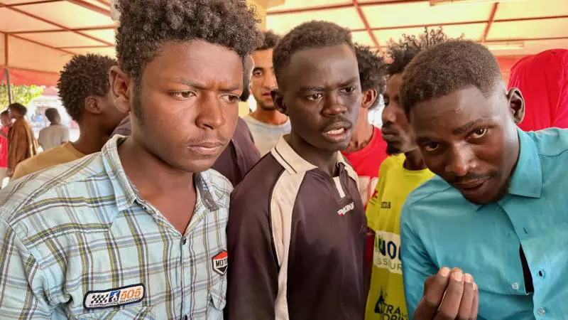 Migranti ad El Amra pronti a partire per Lampedusa.