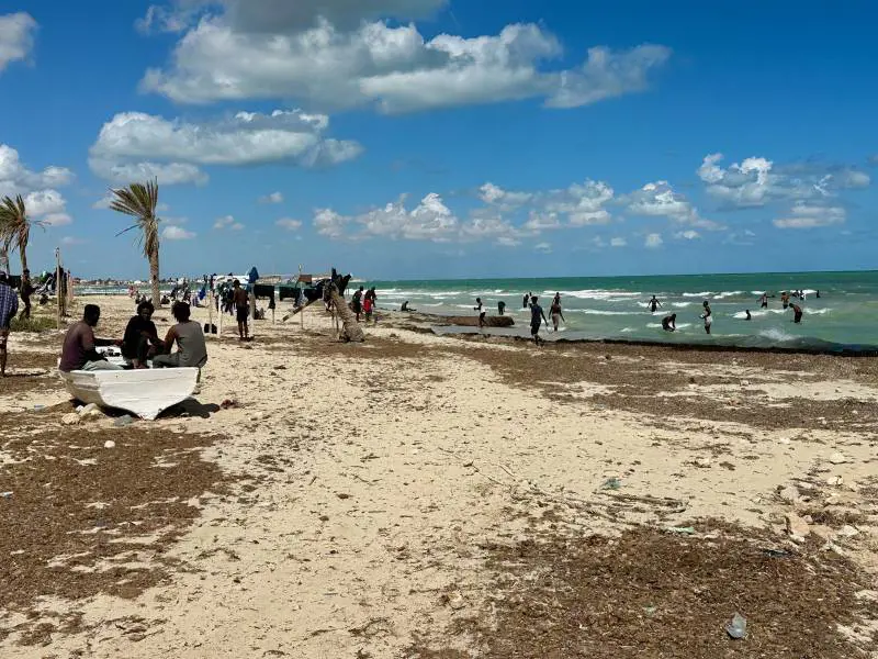 La spiaggia di un hotel chiuso di Zarzis utilizzata dai migranti.