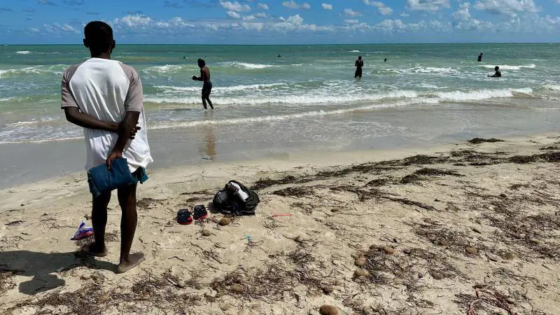 La spiaggia di un hotel chiuso a Zarzis occupata dai migranti.