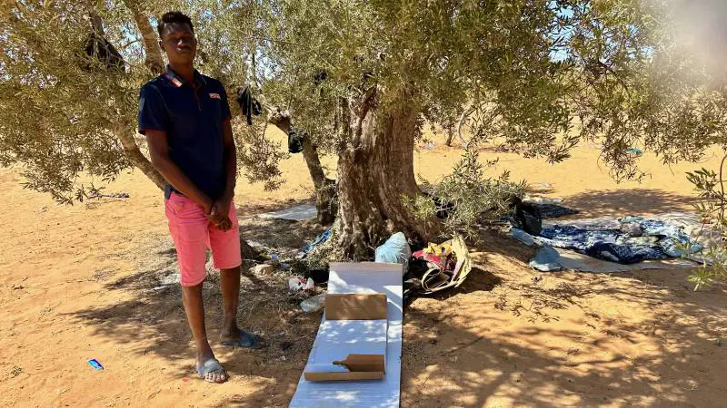 Il sudanese Mohammed e il suo giaciglio improvvisato alla periferia di El Hamra.
