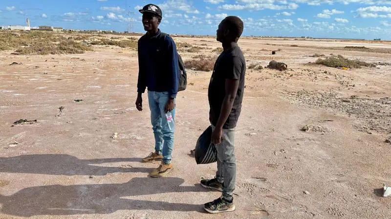 Due migranti che hanno appena attraversato il deserto fra la Libia e la Tunisia.