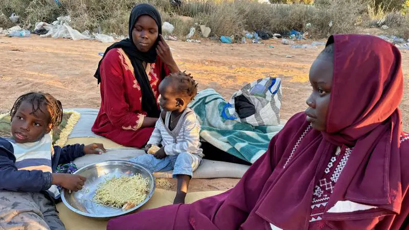 Donne sudanesi che hanno passato a piedi il deserto fra Libia e Tunisia.