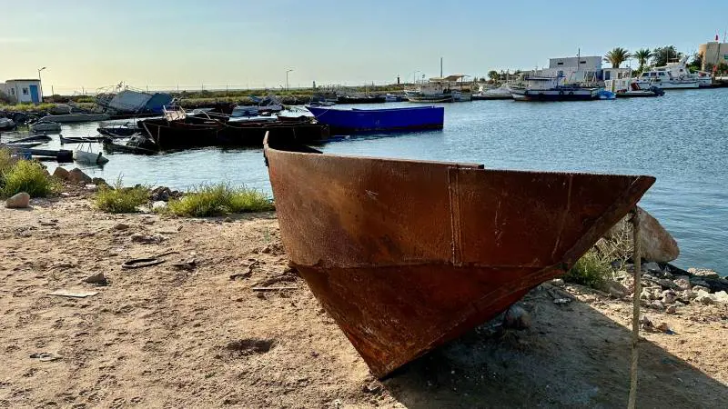 Barchini di ferro dei migranti sequestrati dalla Guardia costiera tunisina.