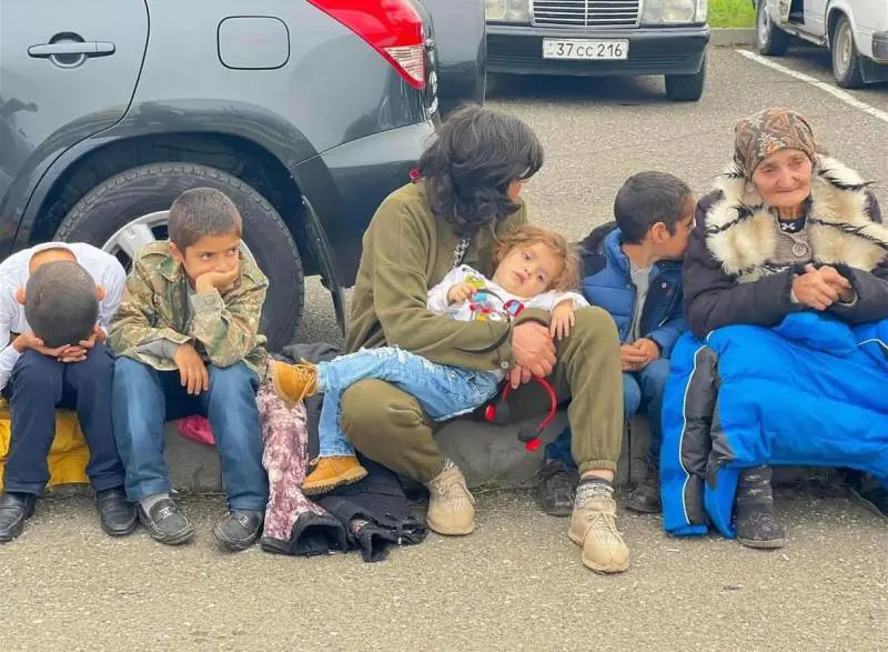 Nagorno Karabakh, l'esodo dei profughi armeni: "Abbiamo paura, ma siamo forti"